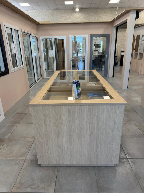 Création d’un espace de vente et d’exposition de menuiseries intérieurs et extérieurs sur mesure à Gignac-la-Nerthe par Damys Aménagement.