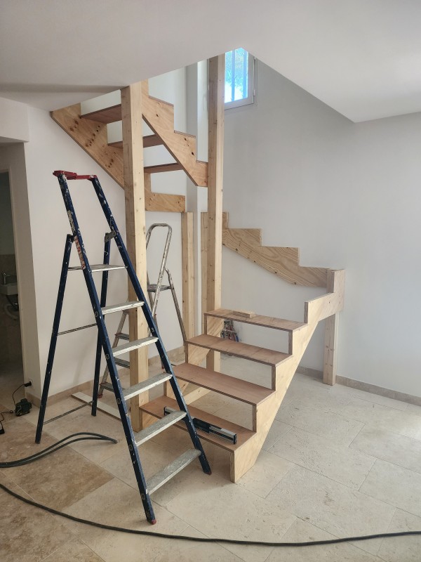 escalier sur mesure avec rangement intérieur en bois à Venelles dans les Bouches du Rhône 