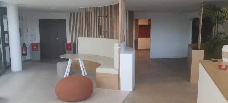 création d'un work café à Marseille avec baquettes et habillages en bois.