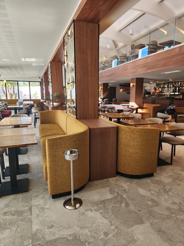 réalisations d'agencement sur mesure en chêne pour restaurant à Marseille 