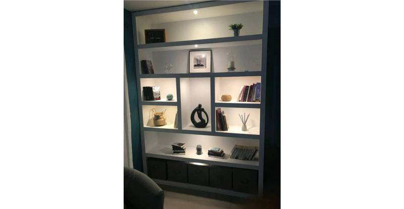 Aménagement d'une bibliothèque sur mesure en médium à Eguilles dans le 13 pour s'intégrer parfaitement avec les murs de la maison.