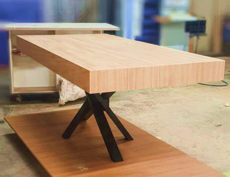 La table de jeux Damys en cours de fabrication. Modele pieds en croix noire