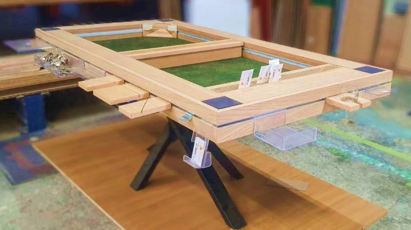 La table de jeux Damys en cours de fabrication. Vue du tapis de jeux